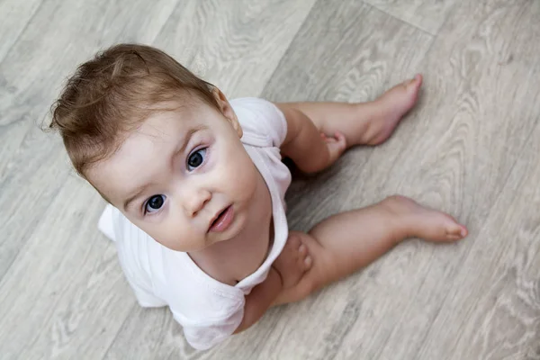 Ребенок до одного года, сидящий на полу - вид сверху — стоковое фото