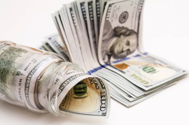 banka para ve 100 $ banknot yığını