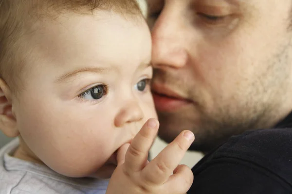 Bebé feliz nos braços de seu pai — Fotografia de Stock