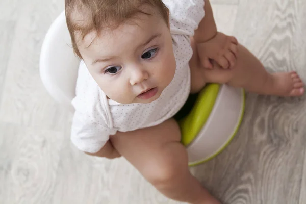 小さな子供はトイレに座る - 愛を持って新しいことを教える — ストック写真