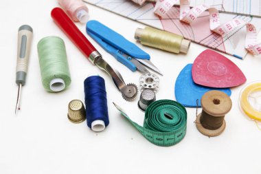 Dikiş, kumaş ve dikiş acce üzerinde desenler çeviri için araçlar