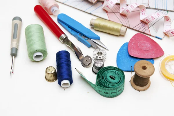 缝纫工具，在织物上翻译图案和缝纫机 — 图库照片
