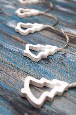 Vintage boyalı bac beyaz ahşap ağaçları ile Noel çelenk