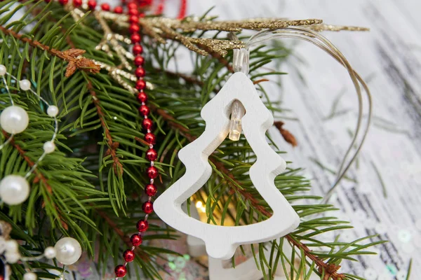Fragment of a Christmas tree-shaped garland on the background of — Stock Photo, Image