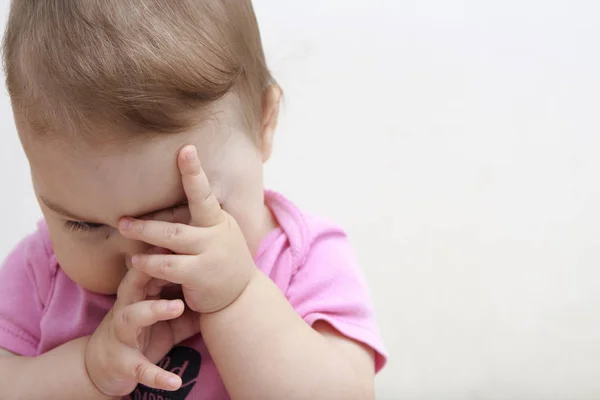 Un niño pequeño se frota los ojos - un bebé está cansado y quiere vomitar — Foto de Stock