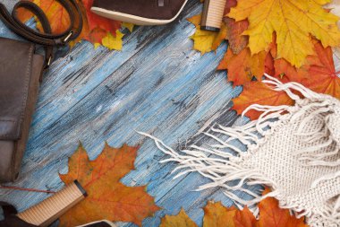 Sonbahar düz mavi bir vintag üzerinde kadınsı şeyler ve aksesuarlar yatıyordu