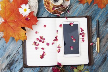 Sonbahar düzeni, defter ve kalem, akıllı telefon, bir fincan kahve, ya da...