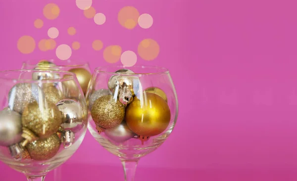 Bardaklar Pembe Arka Planda Noel Oyuncaklarıyla Dolu Yeni Yıl Partisinin — Stok fotoğraf