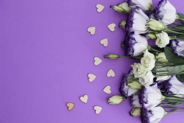 Eustoma lila-blanco con fondo lila y corazones. Lugar libre para el texto —  Fotos de Stock