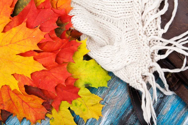 Herbst Hintergrund von Ahornblättern, Pullovern und Taschen — Stockfoto