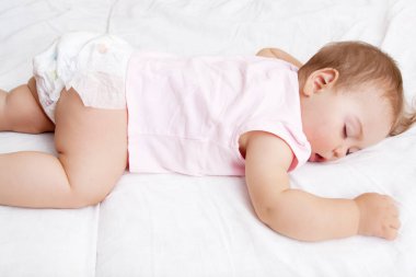 Tombul bir bebek ağzı açık karnının üstünde uyur. Tatlı rüya modu konsepti