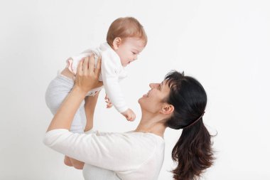 Annem bebeğini büyüttü ve onunla güldü.