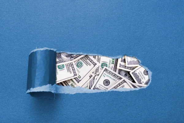 钱在撕破的纸孔里带有复制空间的商业和金融概念 — 图库照片
