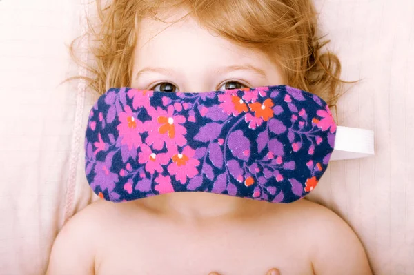Uyku Maskesinin Arkasına Saklanan Komik Bir Çocuğun Fotoğrafını Çek Bebek — Stok fotoğraf