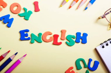 İngilizce kelime renkli harflerden oluşur. Yeni bir dil kavramı öğreniyorum.