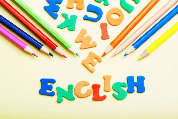 Słowo Angielski Wykonane Kolorowych Liter Kolorowych Ołówków Nauka Nowej Koncepcji — Zdjęcie stockowe