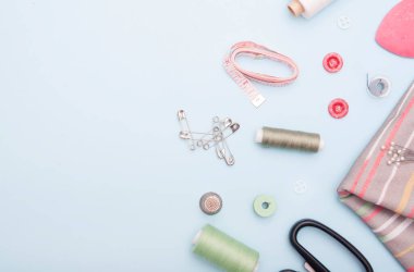 Mavi arka planda üst manzara dikiş malzemeleri. Terzilik konsepti düz kopya alanı