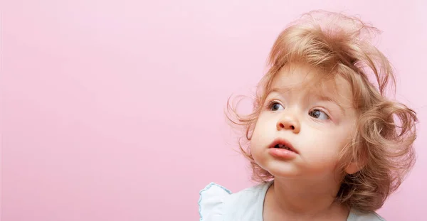 Aranyos Meglepett Gyerek Néz Göndör Haj Bolyhos Frizura Rózsaszín Háttér — Stock Fotó