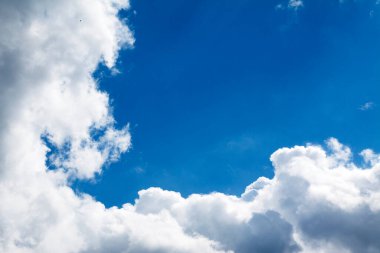 Bulutlu güzel mavi gökyüzü