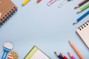 Kırtasiye, açık mavi arkaplanda bir çerçeve oluşturdu. Boşluğu kopyala