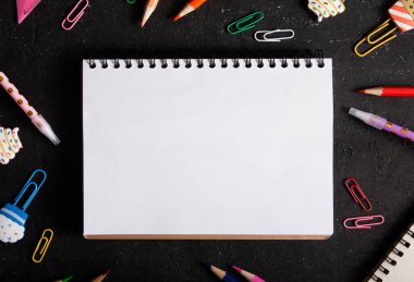 Üst görünüm boş defter ve kırtasiye malzemeleri. Okula dönüş, öğrenme, eğitim kavramı