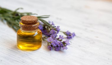 Lavanta yağıyla dolu cam şişe. Doğal kozmetik, bitkisel tıp konsepti