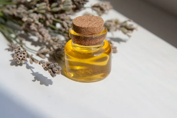Glasflaska Fylld Med Lavendelolja Naturkosmetika Växtbaserade Läkemedel Koncept — Stockfoto