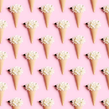 Pembe arka planda yasemin çiçekli waffle külahı. Yaz konsepti
