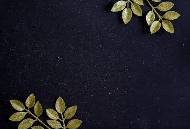 Üst manzara Mutlu Noeller siyah arkaplan. Parlak dallarla süslenmiş. Kış yeni yıl kartı dekorasyonu neşeli festival konsepti, düz yatış.