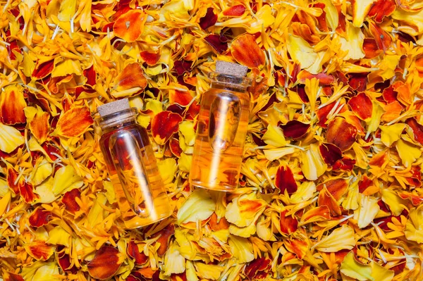 Vista Superior Botellas Aceite Tintura Sobre Fondo Pétalos Color Naranja — Foto de Stock
