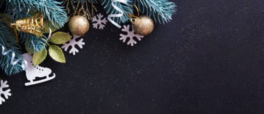 Yeni yıl ağacı dalları, kar taneleri, çanlar ve kopyalanmış patenlerle süslenmiş Noel afişi. Kış tatili afişi