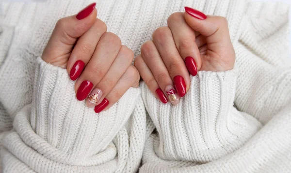 Creatief Nieuwjaar Manicure Rood Met Een Patroon Van Een Kerstboom — Stockfoto