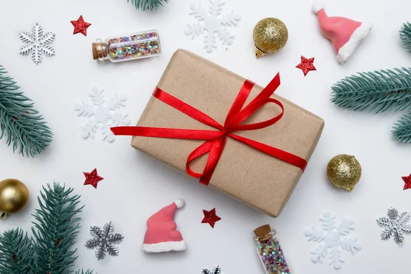 Yeni yıl Xmas dairesi hediyelerle, yıldızlarla, kar taneleriyle ve beyaz arka planda tatil dekorlarıyla yatıyordu.