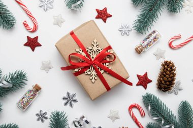 Hediye kutusu dairesi yeni yıl dekorunun arasındaydı.