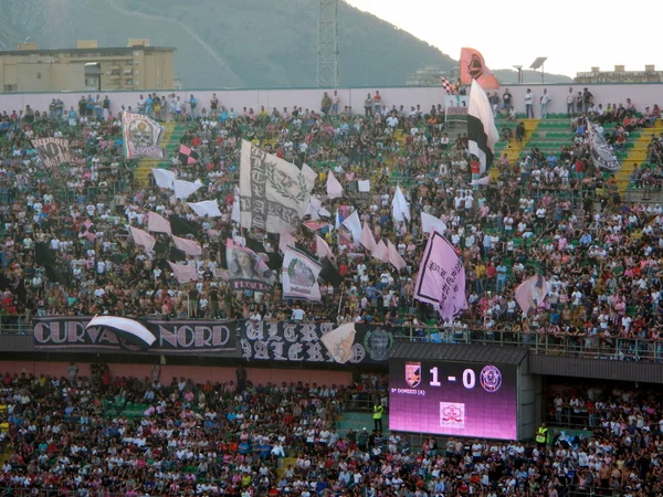 Palermo, Italia-10 Haziran 2018-US Citta di Palermo vs Venezia-Serie B 2017-2018 playoff. Our Citta di Palermo hayranları bizim Citta di Palermo ve Venezia arasında Serie B 2017-2018 playoff maç sırasında destek göstermek.