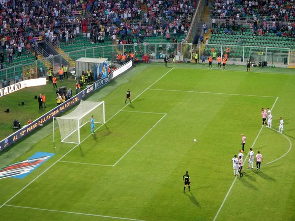 Palermo, Italia-10 Haziran 2018-US Citt di Palermo vs Venezia-Serie B 2017-2018 playoff. Palermo Antonino La Gumina oyuncusu ABD Citta di Palermo ve Venezia arasında Serie B 2017-2018 playoff maçı sırasında bir ceza kaçırıyor.