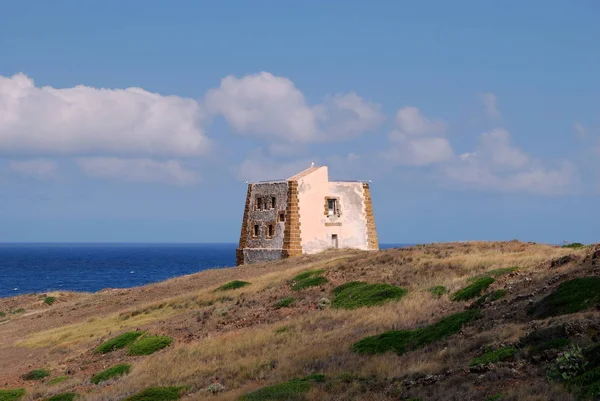 Ustica - Punta Spalmatore Kulesi: Müstehcen Punta Spalmatore Ustica Adası (Palermo, İtalya muhteşem manzarada dalmış kule).