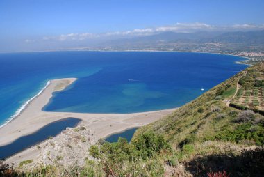 Laghetti di Marinello tabiatı panoraması: Patti (Messina, İtalya belediyesinde uzanan Laghetti di Marinello odaklı doğa rezerv müstehcen bir bakış).