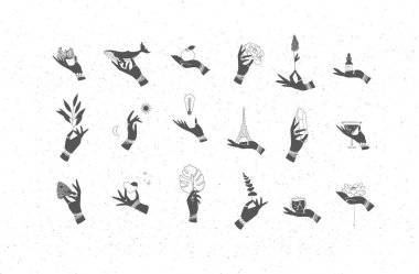 Bilezikli eller, minimalist tarzda dekoratif semboller taşıyan yüzükler.