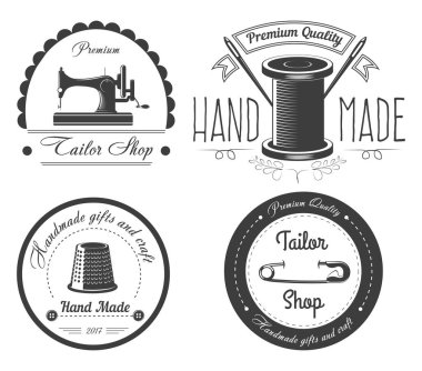 Terzi dükkanı Logotype set vektör metin ve Şerit Tasarımcı çalışma iğneler ile izole ayarlamak ve dikiş makinesi ile sigorta primi el yapımı elbise giyim ve şık özel el yapımı şeyler için pin.