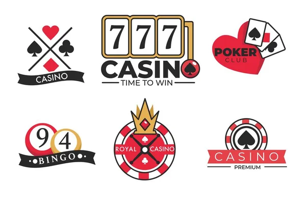白にカジノとポーカーのロゴタイプのギャンブルポスター カードの山 再生キューブ エースやゲームテーブルのフラットデザインでベクトルカラフルなバナー エンターテイメント施設のエンブレム — ストックベクタ