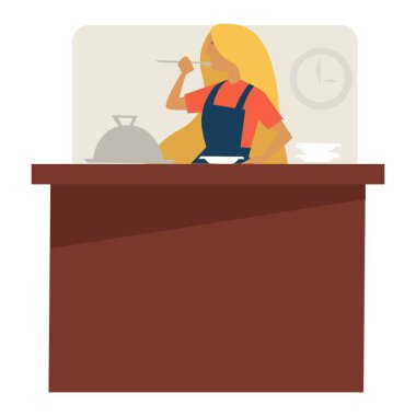 Yemek pişirme sınıflarında yemek tarifi deneyen kadın