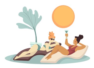 Kız arkadaşlar mayo giyip iskemlede uzanıyorlar. 