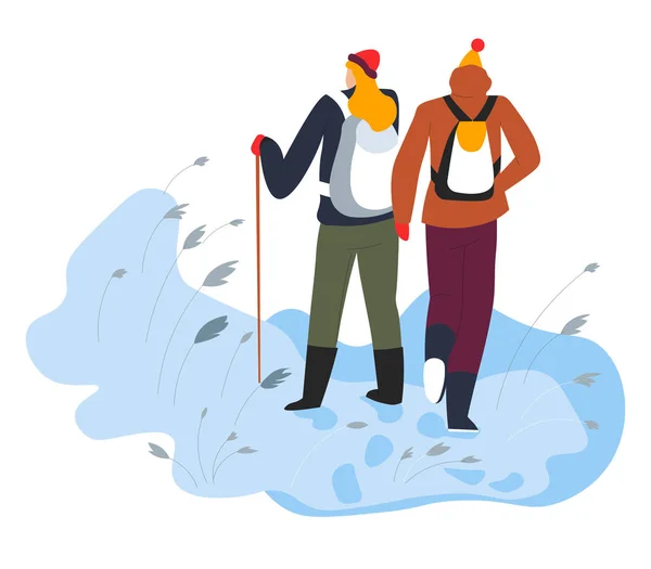 Senderistas caminando sobre nieve con bastón de trekking y mochilas — Vector de stock