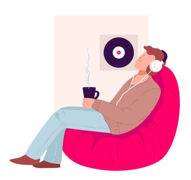 Erkek karakter evde müzik dinleyerek ve kesintisiz sıcak içecek içerek vakit geçiriyor. Adam rahat koltuk, koltuktaki kulaklıklı adam. Coronavirus karantina aktivite vektörü düz stil