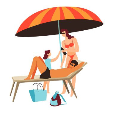 Yaz tatili ya da tatil tatili, deniz kenarı ya da havuz tatili. Anne, baba ve çocuğun aileleri dinleniyor. Ebeveyn ve çocuğun yaz tatili. Anne kızına güneş kremi veriyor, karakterler şemsiye altında.