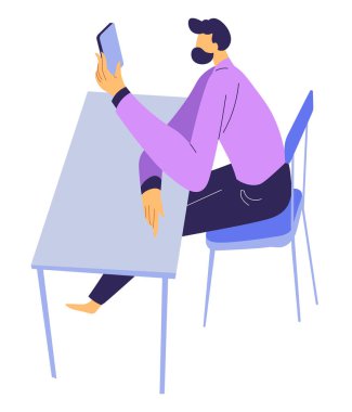 Masada oturan erkek karakter akıllı telefondan bilgi okuyor, cep telefonunu bilgi ya da tarama için kullanıyor. Sıkılmış ya da üzgün kişi, internette boş zaman geçiren adam, düz tarzda vektör.