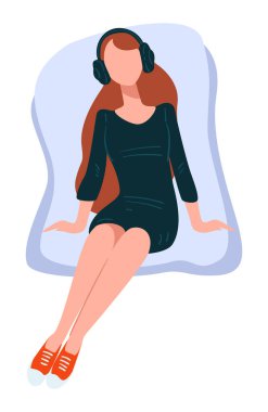 Koltukta ya da koltukta oturan kadın karakter kulaklıklardan müzik dinliyor. Çalışan yalnız bir kadın, podcast ya da müzik dersi. Moda kıyafetleri içinde şık öğrenci veya yetişkin, düz stil vektörü