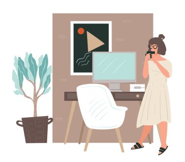 Ofiste çalışan bir kadın, işyerinde yönetici ya da patron.