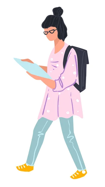 Personagem Feminina Olhando Para Papel Revisando Material Para Aulas Aulas — Vetor de Stock